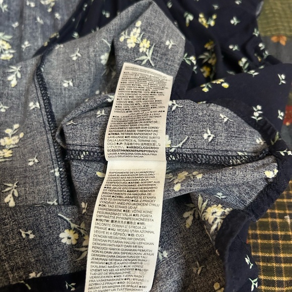 GAP Navy Floral Blouse - Women’s size X-Small - Picture 6 of 7